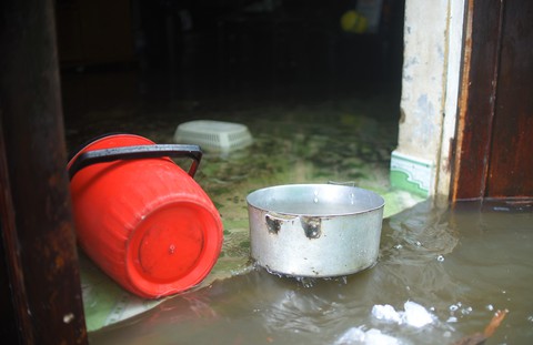 Mưa lớn kéo dài, hàng trăm hộ dân lội nước bì bõm giữa Quy Nhơn - Ảnh 11. Mưa lớn kéo dài, hàng trăm hộ dân lội nước bì bõm giữa Quy Nhơn - Ảnh 11.