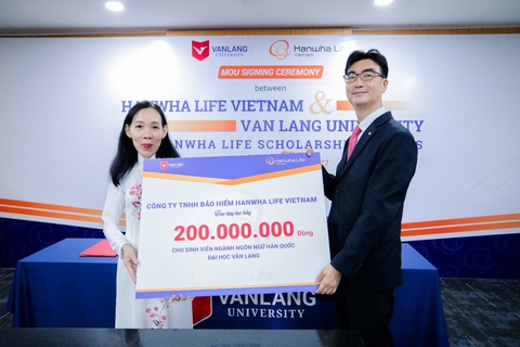 Hanwha Life VN tặng học bổng cho sinh viên ĐH Văn Lang TP.HCM - Ảnh 1. Hanwha Life VN tặng học bổng cho sinh viên ĐH Văn Lang TP.HCM - Ảnh 1.