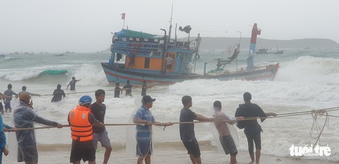 Mưa gió lớn bất thường, 60 tàu thuyền ở Phú Yên bị sóng đánh chìm, mắc cạn - Ảnh 1. Mưa gió lớn bất thường, 60 tàu thuyền ở Phú Yên bị sóng đánh chìm, mắc cạn - Ảnh 1.