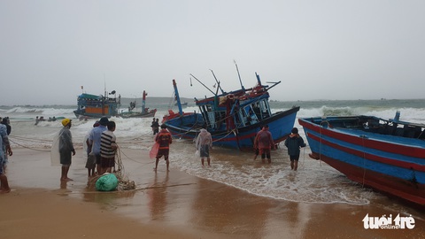 Mưa gió lớn bất thường, 60 tàu thuyền ở Phú Yên bị sóng đánh chìm, mắc cạn - Ảnh 4. Mưa gió lớn bất thường, 60 tàu thuyền ở Phú Yên bị sóng đánh chìm, mắc cạn - Ảnh 4.