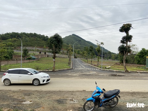 Ảnh tách thửa, phân lô đất nông thôn rồi để hoang phế ở ngoại thành Hà Nội - Ảnh 3. Ảnh tách thửa, phân lô đất nông thôn rồi để hoang phế ở ngoại thành Hà Nội - Ảnh 3.
