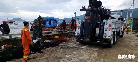 Sóng lớn đánh chìm tàu, thuyền của ngư dân Quy Nhơn, Khánh Hòa - Ảnh 8. Sóng lớn đánh chìm tàu, thuyền của ngư dân Quy Nhơn, Khánh Hòa - Ảnh 8.