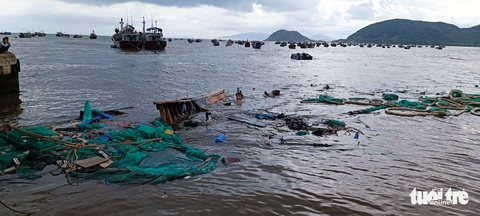 Sóng lớn đánh chìm tàu, thuyền của ngư dân Quy Nhơn, Khánh Hòa - Ảnh 7. Sóng lớn đánh chìm tàu, thuyền của ngư dân Quy Nhơn, Khánh Hòa - Ảnh 7.