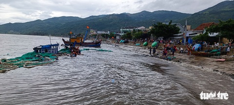 Sóng lớn đánh chìm tàu, thuyền của ngư dân Quy Nhơn, Khánh Hòa - Ảnh 5. Sóng lớn đánh chìm tàu, thuyền của ngư dân Quy Nhơn, Khánh Hòa - Ảnh 5.