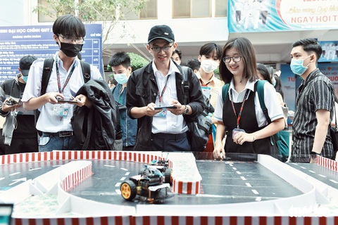 Khởi động Ngày hội tư vấn tuyển sinh tại TP.HCM - Ảnh 1. Khởi động Ngày hội tư vấn tuyển sinh tại TP.HCM - Ảnh 1.