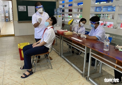 Cả học sinh lẫn cha mẹ khổ sở với giấy xác nhận âm tính COVID-19 - Ảnh 1. Cả học sinh lẫn cha mẹ khổ sở với giấy xác nhận âm tính COVID-19 - Ảnh 1.