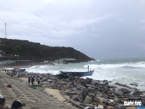 Sóng lớn đánh chìm tàu, thuyền của ngư dân Quy Nhơn, Khánh Hòa - Ảnh 2. Sóng lớn đánh chìm tàu, thuyền của ngư dân Quy Nhơn, Khánh Hòa - Ảnh 2.