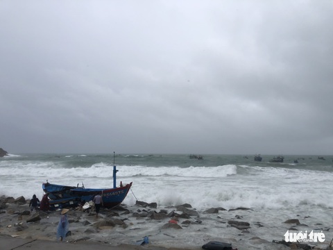 Sóng lớn đánh chìm tàu, thuyền của ngư dân Quy Nhơn, Khánh Hòa - Ảnh 1. Sóng lớn đánh chìm tàu, thuyền của ngư dân Quy Nhơn, Khánh Hòa - Ảnh 1.