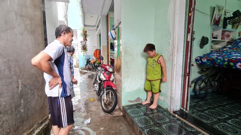 Mưa lớn kéo dài, hàng trăm hộ dân lội nước bì bõm giữa Quy Nhơn - Ảnh 8. Mưa lớn kéo dài, hàng trăm hộ dân lội nước bì bõm giữa Quy Nhơn - Ảnh 8.