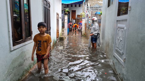 Mưa lớn kéo dài, hàng trăm hộ dân lội nước bì bõm giữa Quy Nhơn - Ảnh 7. Mưa lớn kéo dài, hàng trăm hộ dân lội nước bì bõm giữa Quy Nhơn - Ảnh 7.