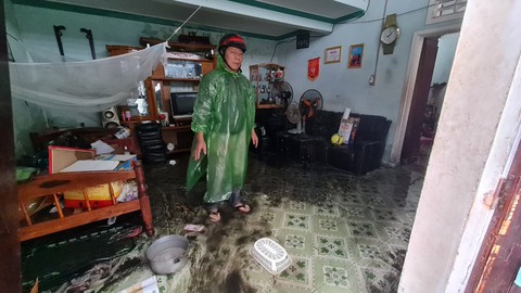 Mưa lớn kéo dài, hàng trăm hộ dân lội nước bì bõm giữa Quy Nhơn - Ảnh 6. Mưa lớn kéo dài, hàng trăm hộ dân lội nước bì bõm giữa Quy Nhơn - Ảnh 6.