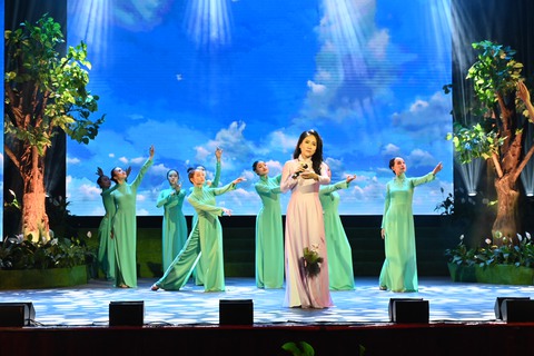 Cẩm Vân, Khắc Triệu, Nguyễn Phi Hùng hát Những nụ cười trở lại - Ảnh 5. Cẩm Vân, Khắc Triệu, Nguyễn Phi Hùng hát Những nụ cười trở lại - Ảnh 5.