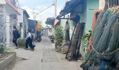 Công an Cà Mau điều tra vụ cháu gái bị cô ruột bạo hành - Ảnh 1.