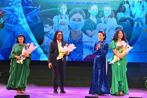 Cẩm Vân, Khắc Triệu, Nguyễn Phi Hùng hát Những nụ cười trở lại - Ảnh 3. Cẩm Vân, Khắc Triệu, Nguyễn Phi Hùng hát Những nụ cười trở lại - Ảnh 3.