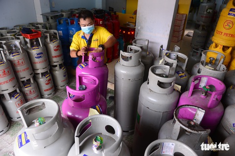 Giá gas làm khó bà nội trợ - Ảnh 1. Giá gas làm khó bà nội trợ - Ảnh 1.