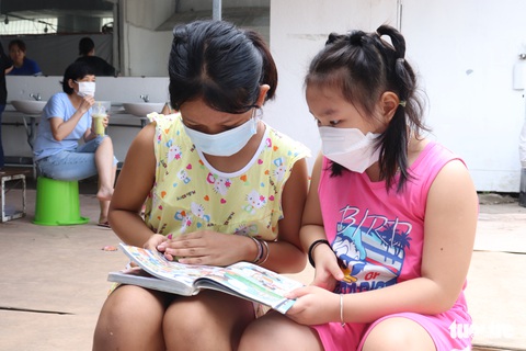 Không xông hơi hay tự ý dùng thuốc trị COVID-19 cho trẻ tại nhà - Ảnh 1. Không xông hơi hay tự ý dùng thuốc trị COVID-19 cho trẻ tại nhà - Ảnh 1.