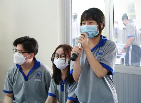 Học online kéo dài, học sinh cô đơn vì không chia sẻ được với ai - Ảnh 1. Học online kéo dài, học sinh cô đơn vì không chia sẻ được với ai - Ảnh 1.