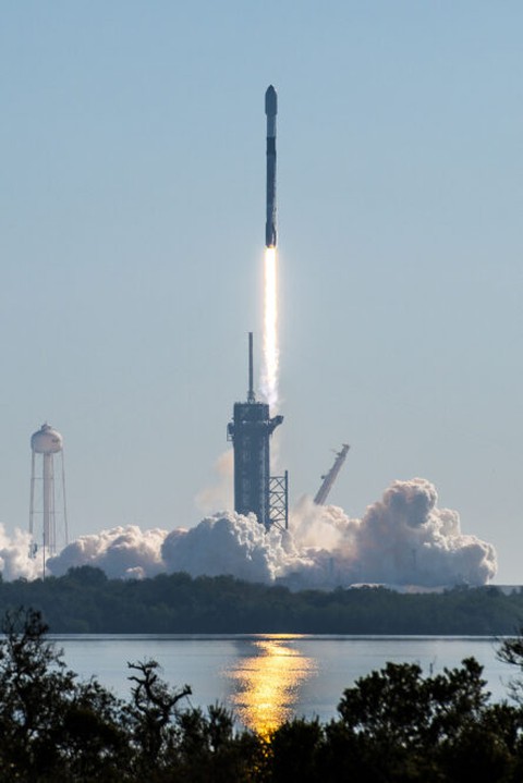 SpaceX phóng thành công thêm 47 vệ tinh Internet lên quỹ đạo - Ảnh 1. SpaceX phóng thành công thêm 47 vệ tinh Internet lên quỹ đạo - Ảnh 1.