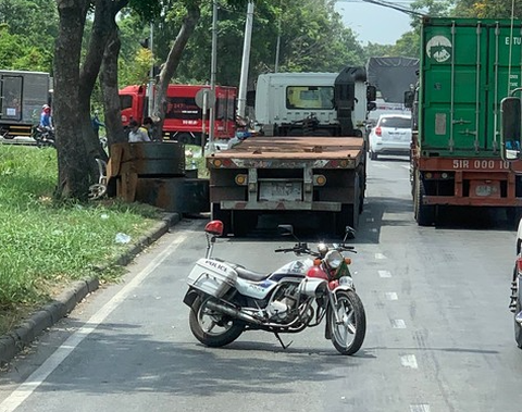 Hai cuộn sắt trên xe đầu kéo rơi xuống đường, trúng người bán vé số - Ảnh 1. Hai cuộn sắt trên xe đầu kéo rơi xuống đường, trúng người bán vé số - Ảnh 1.
