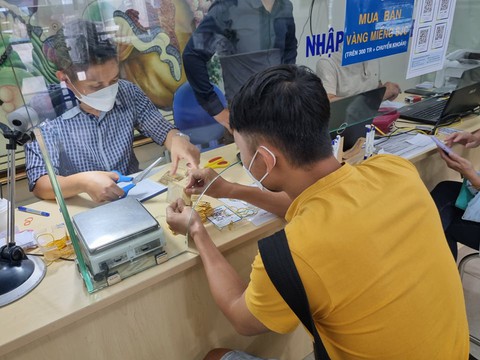 Giá vàng miếng SJC cao nhất lịch sử: 71,1 triệu đồng/lượng - Ảnh 1. Giá vàng miếng SJC cao nhất lịch sử: 71,1 triệu đồng/lượng - Ảnh 1.