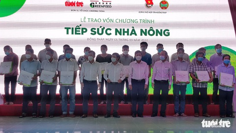 Hỗ trợ vốn vay không lãi suất và tặng quà hơn 940 triệu đồng cho 40 nông dân đất sen hồng - Ảnh 2. Hỗ trợ vốn vay không lãi suất và tặng quà hơn 940 triệu đồng cho 40 nông dân đất sen hồng - Ảnh 2.
