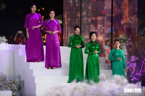 HHen Niê, Kim Duyên cùng hàng trăm nghệ sĩ trình diễn khai mạc Lễ hội áo dài TP.HCM - Ảnh 5. HHen Niê, Kim Duyên cùng hàng trăm nghệ sĩ trình diễn khai mạc Lễ hội áo dài TP.HCM - Ảnh 5.