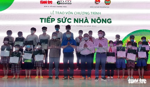 Hỗ trợ vốn vay không lãi suất và tặng quà hơn 940 triệu đồng cho 40 nông dân đất sen hồng - Ảnh 4. Hỗ trợ vốn vay không lãi suất và tặng quà hơn 940 triệu đồng cho 40 nông dân đất sen hồng - Ảnh 4.