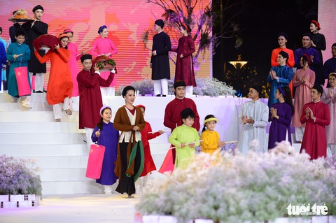 HHen Niê, Kim Duyên cùng hàng trăm nghệ sĩ trình diễn khai mạc Lễ hội áo dài TP.HCM - Ảnh 3. HHen Niê, Kim Duyên cùng hàng trăm nghệ sĩ trình diễn khai mạc Lễ hội áo dài TP.HCM - Ảnh 3.
