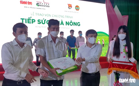 Hỗ trợ vốn vay không lãi suất và tặng quà hơn 940 triệu đồng cho 40 nông dân đất sen hồng - Ảnh 1. Hỗ trợ vốn vay không lãi suất và tặng quà hơn 940 triệu đồng cho 40 nông dân đất sen hồng - Ảnh 1.