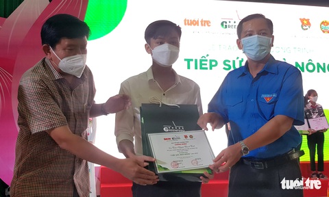 Hỗ trợ vốn vay không lãi suất và tặng quà hơn 940 triệu đồng cho 40 nông dân đất sen hồng - Ảnh 3. Hỗ trợ vốn vay không lãi suất và tặng quà hơn 940 triệu đồng cho 40 nông dân đất sen hồng - Ảnh 3.