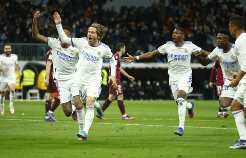 Modric ghi siêu phẩm giúp Real Madrid lội ngược dòng giành 3 điểm - Ảnh 3. Modric ghi siêu phẩm giúp Real Madrid lội ngược dòng giành 3 điểm - Ảnh 3.