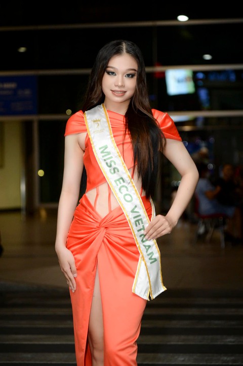 Thùy Linh, Phương Anh ấn tượng tại Paris Fashion Week; Hoài Phương đi thi Miss Eco International - Ảnh 4. Thùy Linh, Phương Anh ấn tượng tại Paris Fashion Week; Hoài Phương đi thi Miss Eco International - Ảnh 4.
