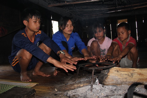 Bốn đứa trẻ mồ côi ở thung lũng Mang Châu - Ảnh 1. Bốn đứa trẻ mồ côi ở thung lũng Mang Châu - Ảnh 1.