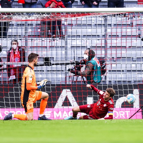 Đốt lưới nhà ngớ ngẩn, Muller khiến Bayern bị cầm chân - Ảnh 3. Đốt lưới nhà ngớ ngẩn, Muller khiến Bayern bị cầm chân - Ảnh 3.