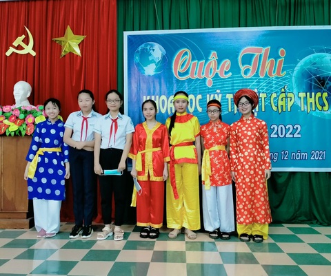 Bất ngờ với những cô cậu học trò hát bài chòi - Ảnh 3. Bất ngờ với những cô cậu học trò hát bài chòi - Ảnh 3.