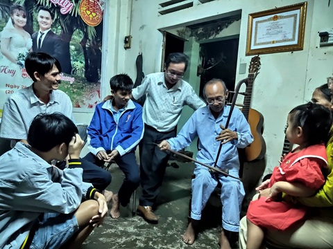 Bất ngờ với những cô cậu học trò hát bài chòi - Ảnh 2. Bất ngờ với những cô cậu học trò hát bài chòi - Ảnh 2.