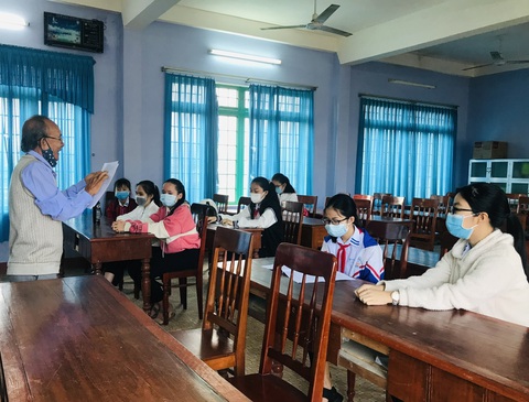 Bất ngờ với những cô cậu học trò hát bài chòi - Ảnh 4. Bất ngờ với những cô cậu học trò hát bài chòi - Ảnh 4.