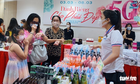 Hoa cho 8-3 đua nhau tăng giá, quà tặng kém nhộn nhịp - Ảnh 2. Hoa cho 8-3 đua nhau tăng giá, quà tặng kém nhộn nhịp - Ảnh 2.
