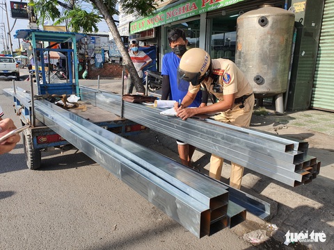 Phạt tổng cộng 2,9 triệu đồng với thanh niên một tay lái xe máy, một tay vác thanh sắt dài 6,8m - Ảnh 2. Phạt tổng cộng 2,9 triệu đồng với thanh niên một tay lái xe máy, một tay vác thanh sắt dài 6,8m - Ảnh 2.