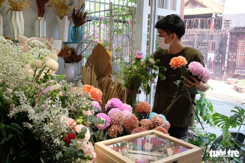 Hoa cho 8-3 đua nhau tăng giá, quà tặng kém nhộn nhịp - Ảnh 1. Hoa cho 8-3 đua nhau tăng giá, quà tặng kém nhộn nhịp - Ảnh 1.
