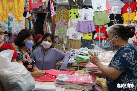 Giảm thuế VAT, vừa làm vừa lo - Ảnh 1. Giảm thuế VAT, vừa làm vừa lo - Ảnh 1.