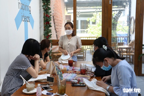Cuối tuần nhẹ nhàng với lớp học thêu túi vải - Ảnh 1. Cuối tuần nhẹ nhàng với lớp học thêu túi vải - Ảnh 1.