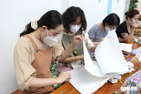 Cuối tuần nhẹ nhàng với lớp học thêu túi vải - Ảnh 6. Cuối tuần nhẹ nhàng với lớp học thêu túi vải - Ảnh 6.