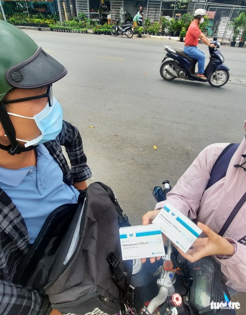 Thuốc trị COVID-19: Mua nhà thuốc phải có đơn, nhưng chợ trời bao nhiêu cũng có - Ảnh 1. Thuốc trị COVID-19: Mua nhà thuốc phải có đơn, nhưng chợ trời bao nhiêu cũng có - Ảnh 1.