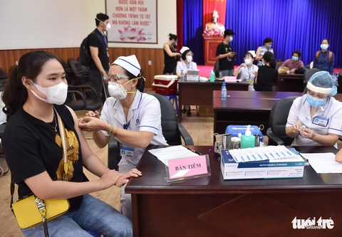 Thay đổi hàng loạt quan điểm về chống dịch, tiến tới xem COVID-19 là bệnh đặc hữu - Ảnh 3. Thay đổi hàng loạt quan điểm về chống dịch, tiến tới xem COVID-19 là bệnh đặc hữu - Ảnh 3.
