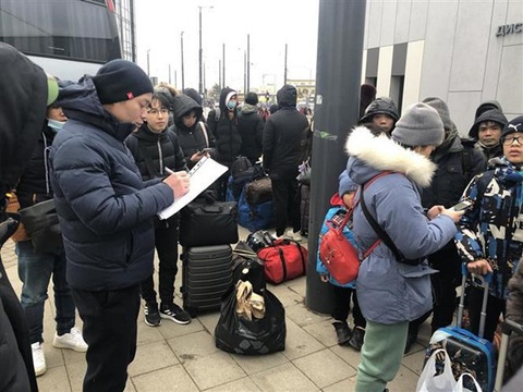Hàng trăm người Việt từ Ukraine sơ tán an toàn sang Romania - Ảnh 1. Hàng trăm người Việt từ Ukraine sơ tán an toàn sang Romania - Ảnh 1.
