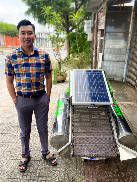 Giảng viên 9X chế tạo máy vớt rác từ đồ cũ - Ảnh 4. Giảng viên 9X chế tạo máy vớt rác từ đồ cũ - Ảnh 4.