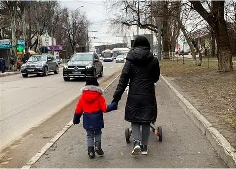 Tạm biệt chồng ở lại Ukraine, người mẹ Việt mang 2 con đi sơ tán - Ảnh 1. Tạm biệt chồng ở lại Ukraine, người mẹ Việt mang 2 con đi sơ tán - Ảnh 1.