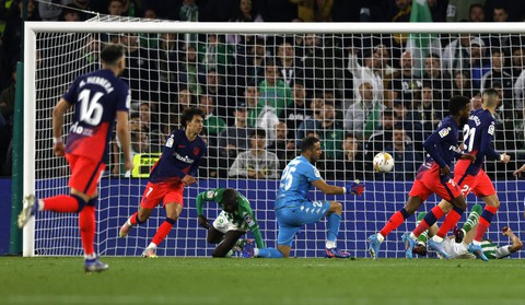Ronaldo mới lại tỏa sáng giúp Atletico Madrid vào top 4 - Ảnh 2. Ronaldo mới lại tỏa sáng giúp Atletico Madrid vào top 4 - Ảnh 2.