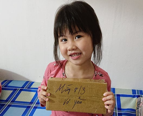 F0 nhận quà 8-3, mắng chồng vì… tiếc tiền - Ảnh 1. F0 nhận quà 8-3, mắng chồng vì… tiếc tiền - Ảnh 1.